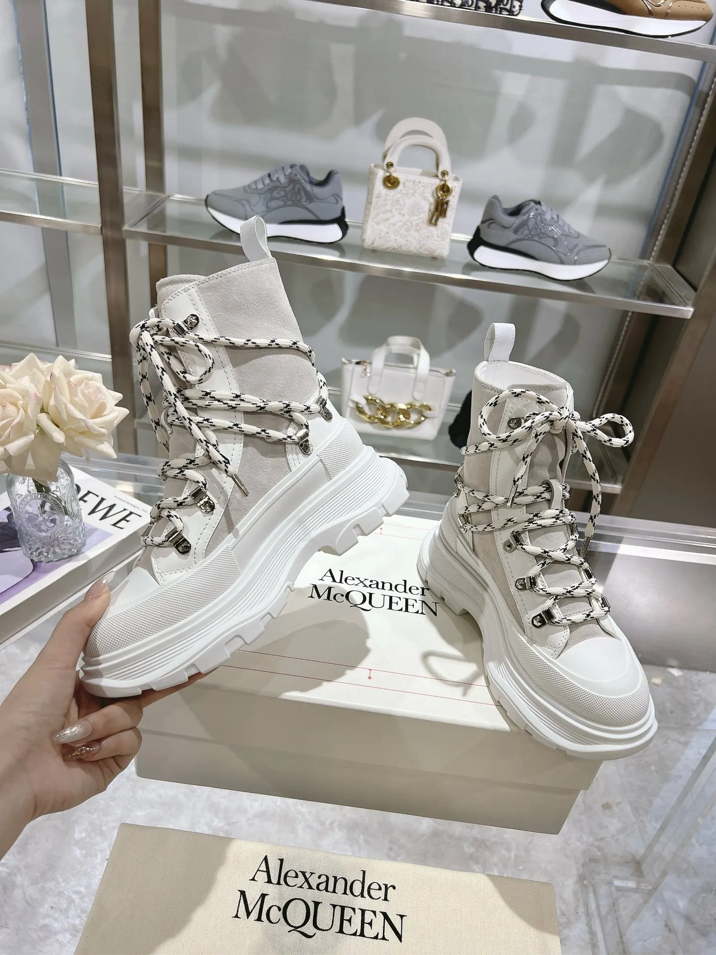 👟👟Ex-factory price 720👟👟 A lexander McQueen McQueen's latest thick-soled Martin boots, original 1:1 development, outsole original open-film TPU sole, fabric full-grain cowhide + high mercerized cowhide, lining sheepskin original hardware carabiner bottom height 5cm Size: #35-40 39-45